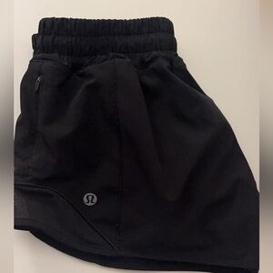black lululemon hotty hot lined short 2.5 inch